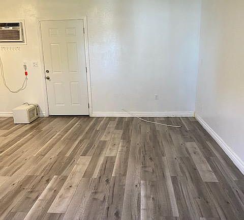 4th image of 11567 1/2 Eldridge Ave