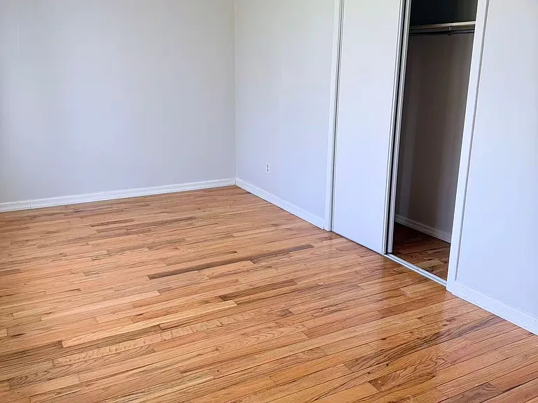 395 Loretta Cres #BACK — Photo 10