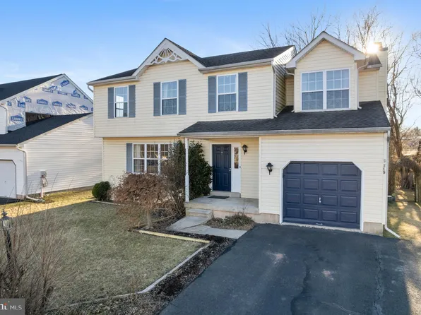 715 Penn St, Pennsburg, PA 18073