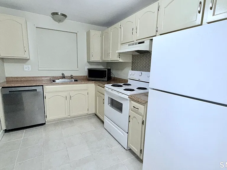 21 Amato Dr #I — Photo 4