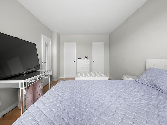 4th image of 577 Grand St APT F1607