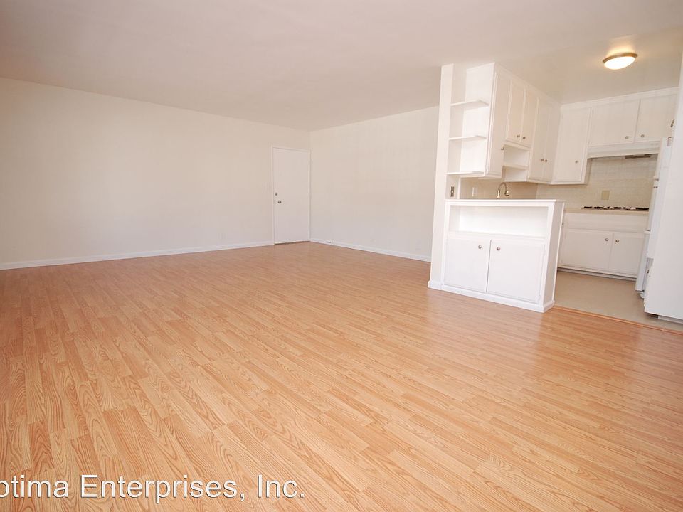 1st image of 915 N Ogden Dr APT 01