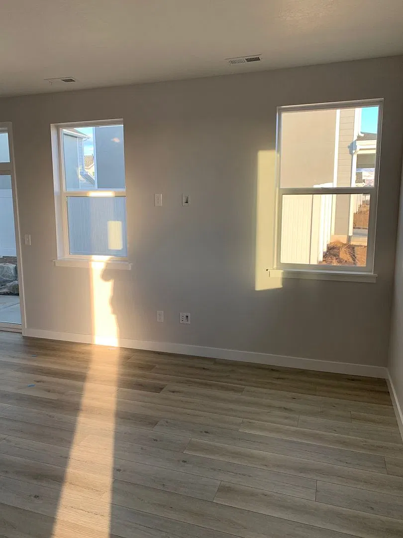 Beautiful 2021 home with fenced yard — Photo 3