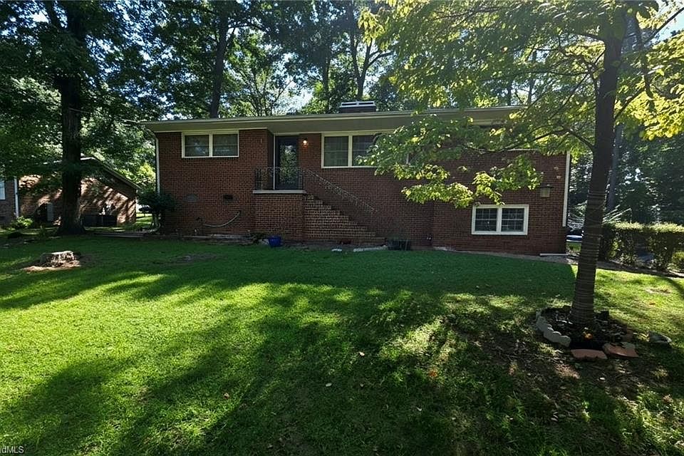 1st image of 104 Oak Ln