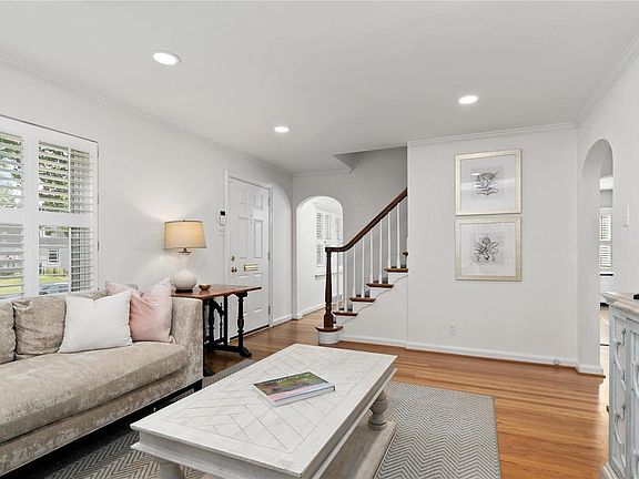 3rd image of 924 Chelsea Ave