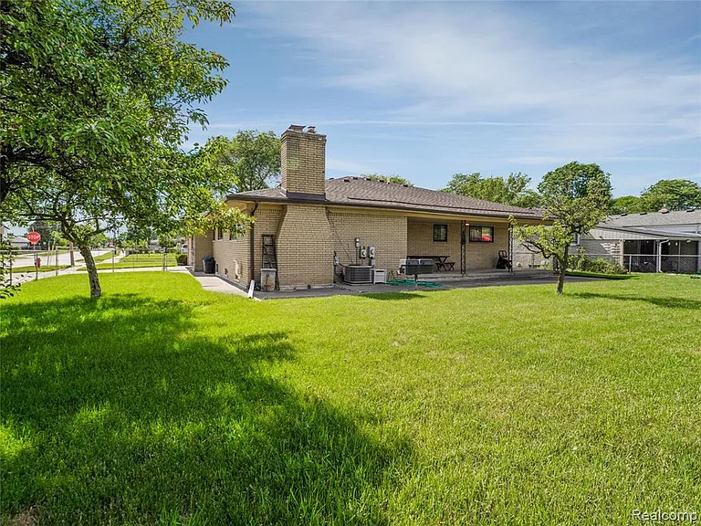 28506 Steele Dr — Photo 38