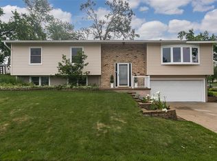 6706 Devonshire Dr NE, Cedar Rapids, IA 52402