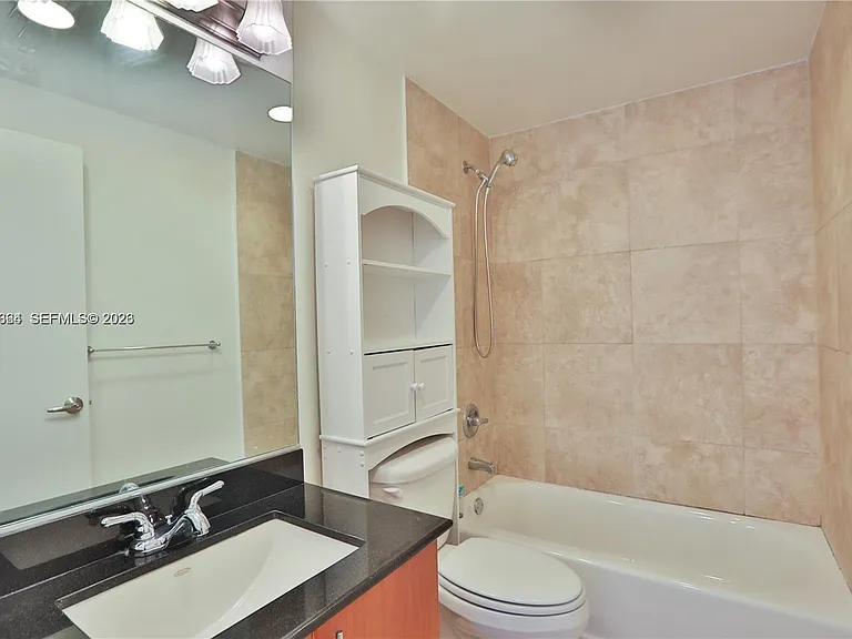 7501 E Treasure Dr #4K — Photo 2