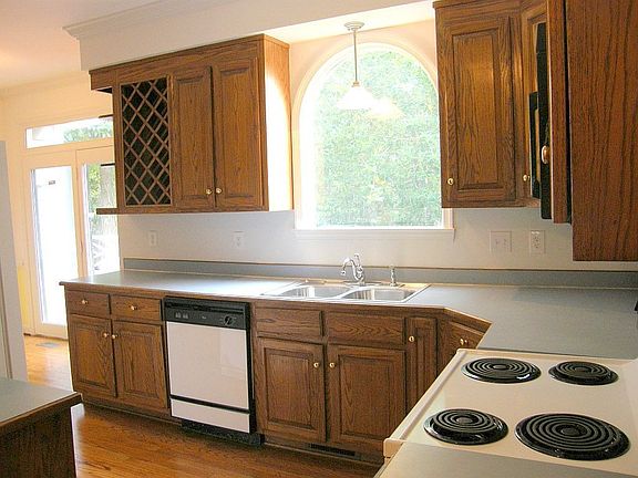 Oak cabinets; Eat in kitchen; Lake view