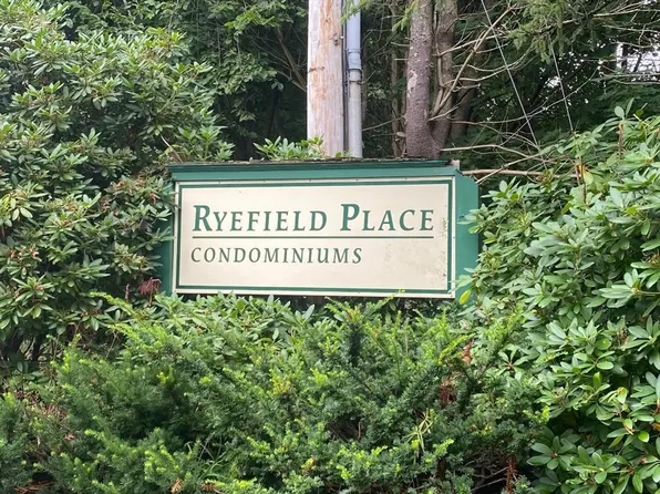 8 Longmeadow Dr APT 22, Rowley, MA 01969