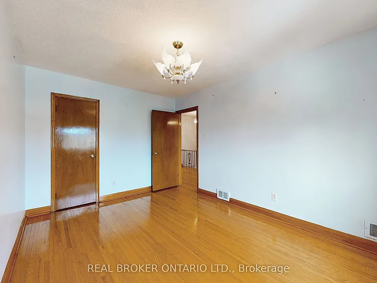 3241 Dufferin St — Photo 24
