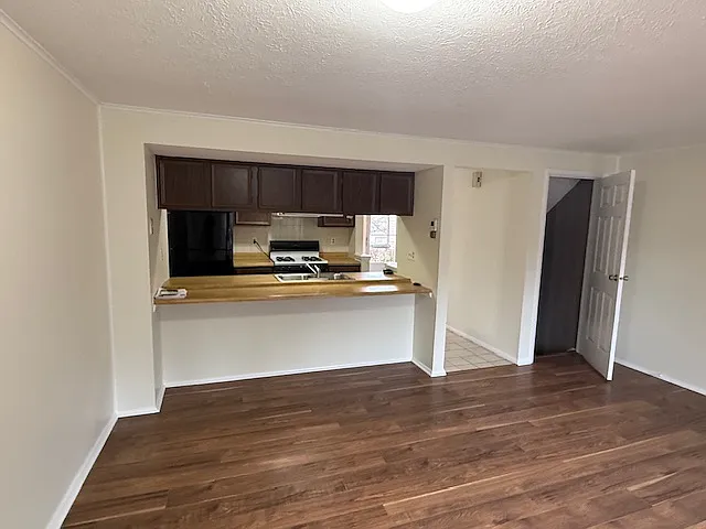 642 Topaz Ln — Photo 3