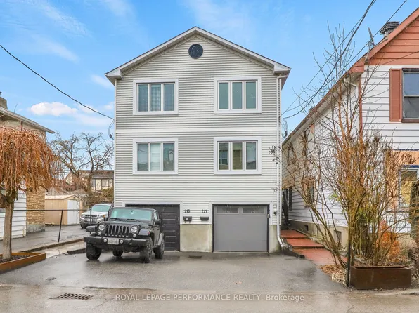 221 Desrosiers St, Ottawa, ON K1L 7T2