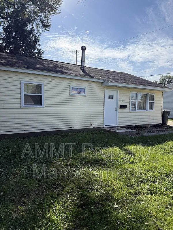 3 bed, 1.0 bath, $2,400 — Photo 2