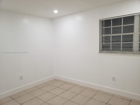 4th image of 565 NE 12th Ave #565