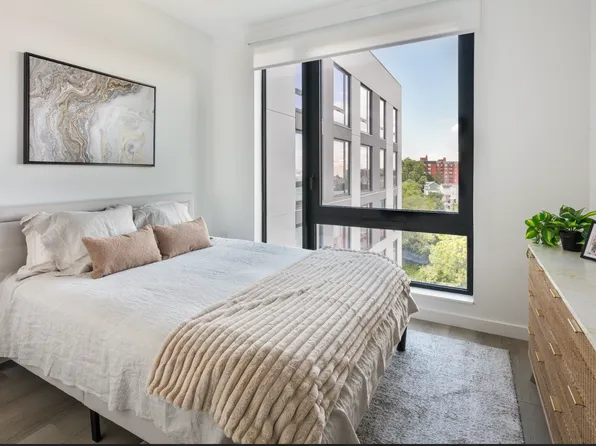 72-01 Queens Boulevard image 3 of 34