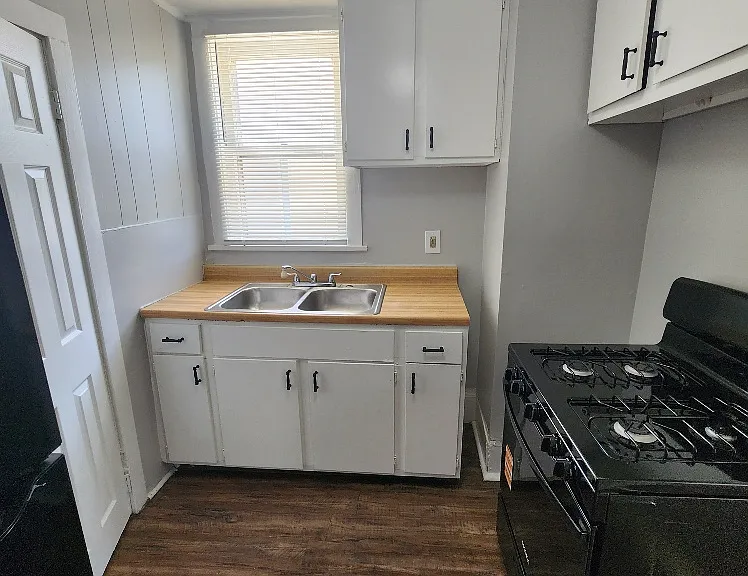 3020 Searsdale Ave — Photo 8