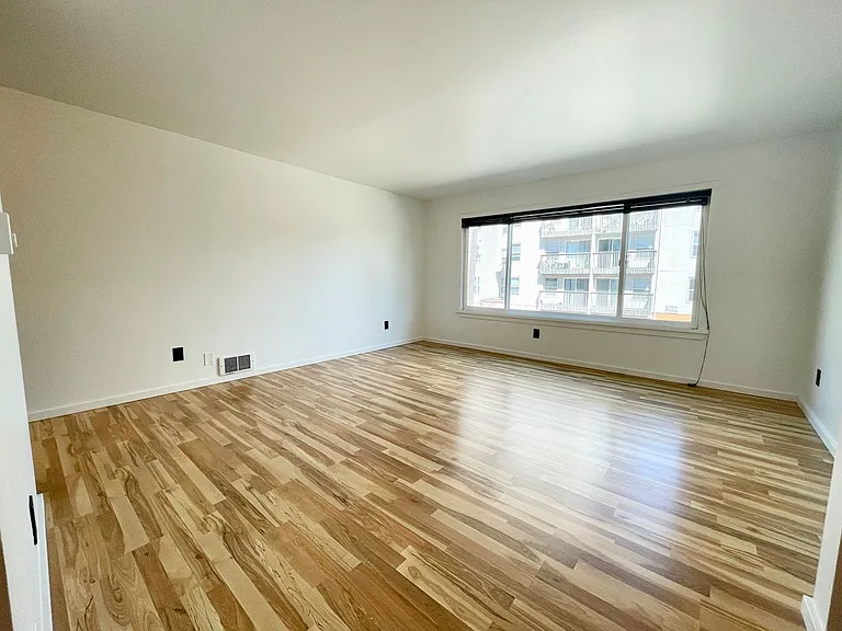 Escolier Apartments — Photo 34
