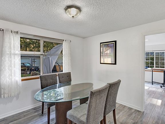5th image of 190 SE Evergreen Dr