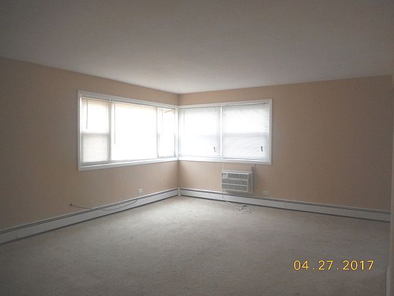 3rd image of 2401 W Balmoral Ave APT 1A