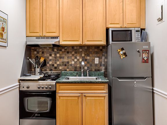 3rd image of 315 E 14th St APT 4B