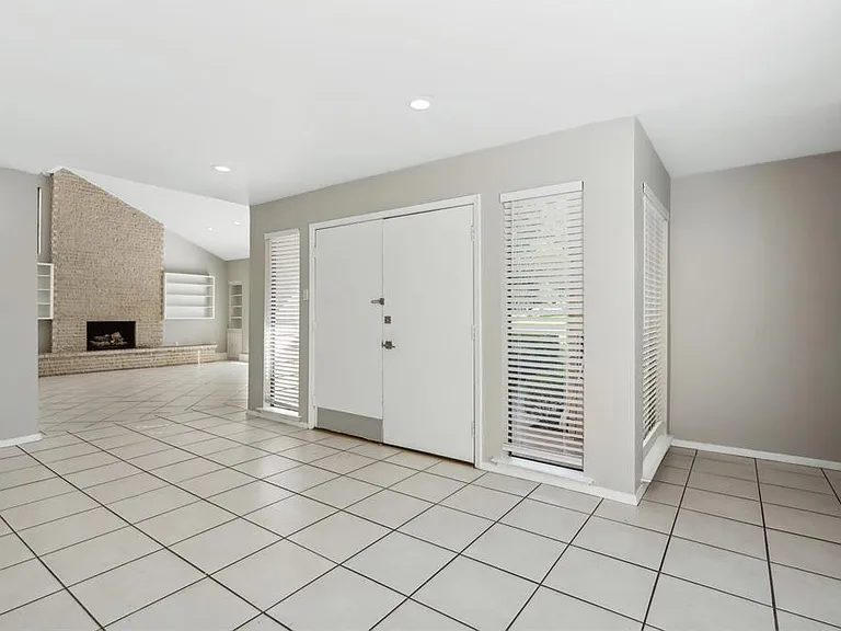 17015 Graystone Dr — Photo 4