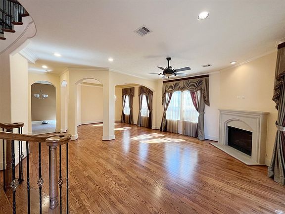 2nd image of 5455 Hidalgo St