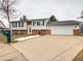 6318 Birchwood Ct, Davenport, IA 52806