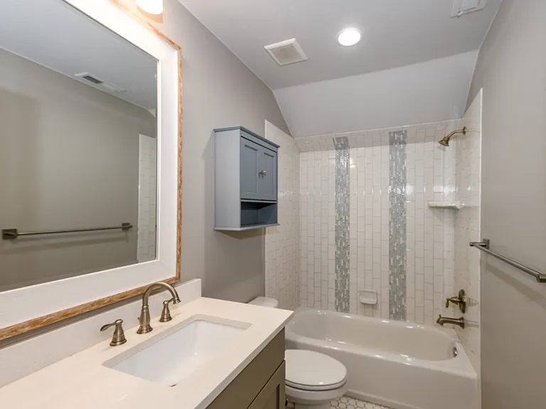 Top of hall full bathroom serving bedroom#3 and loft