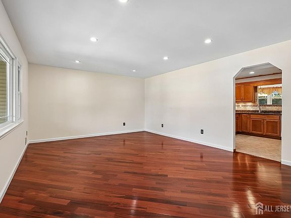 5th image of 219 W 1st St