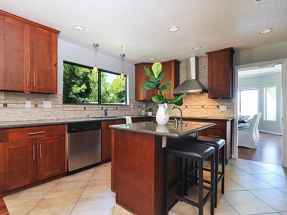 5th image of 21 Woodhill Dr