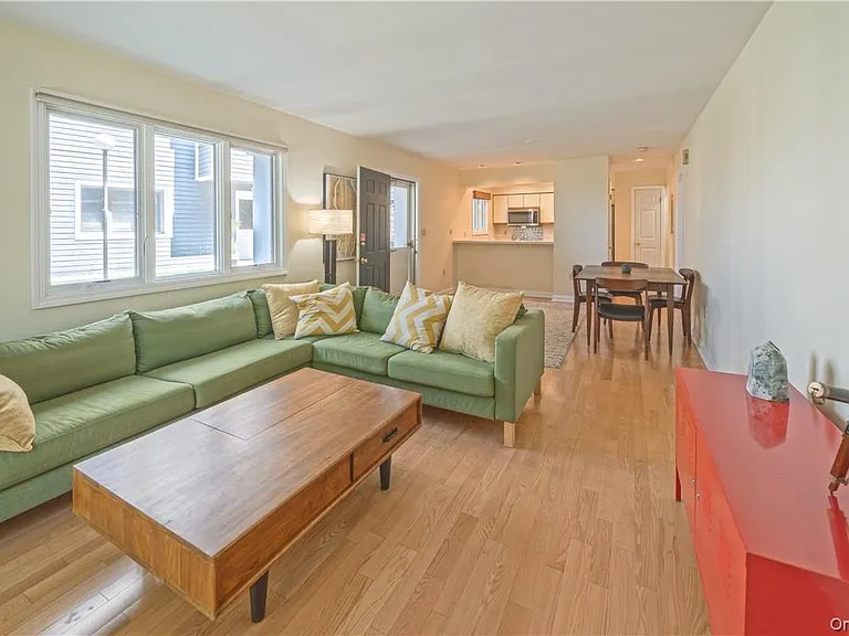 16 Hudson Point Ln — Photo 1