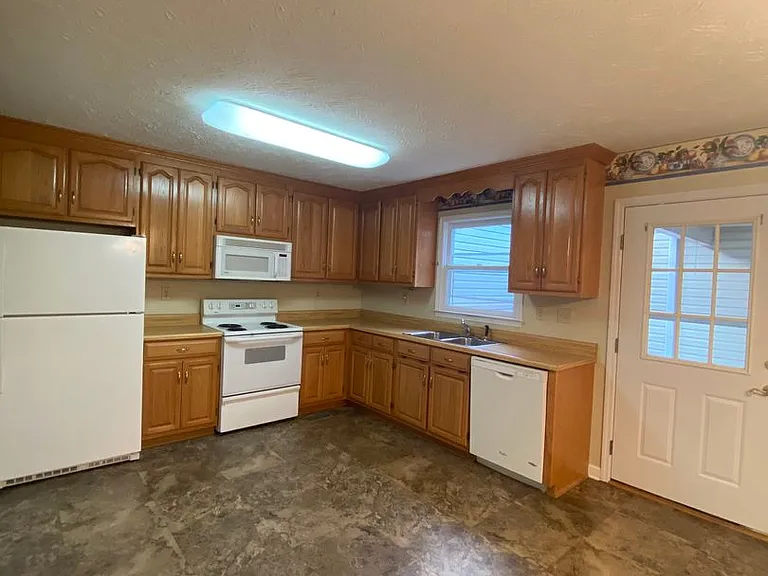 215 Francis St W — Photo 2