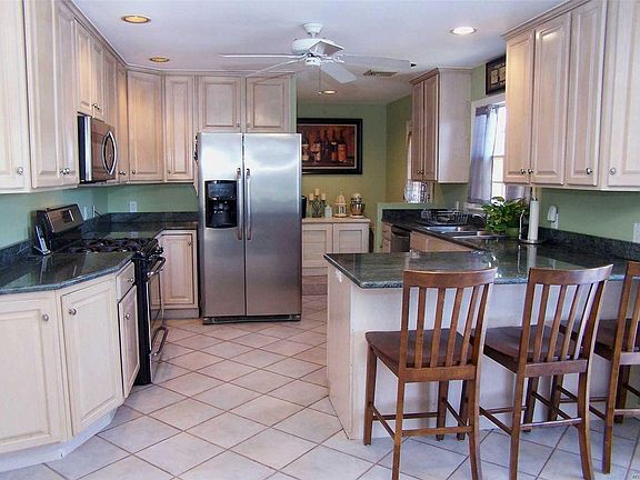 4th image of 35 Sharon Dr