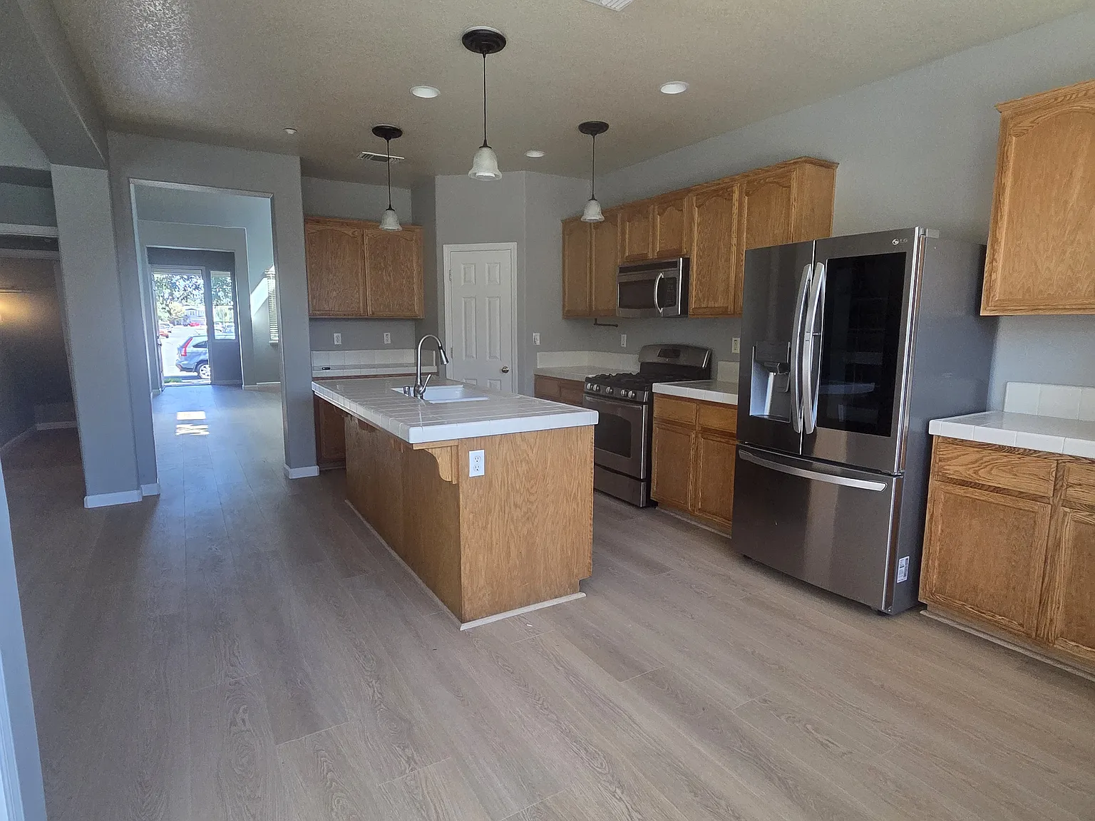 4 bed, 2395 sqft, $3,895 — Photo 3