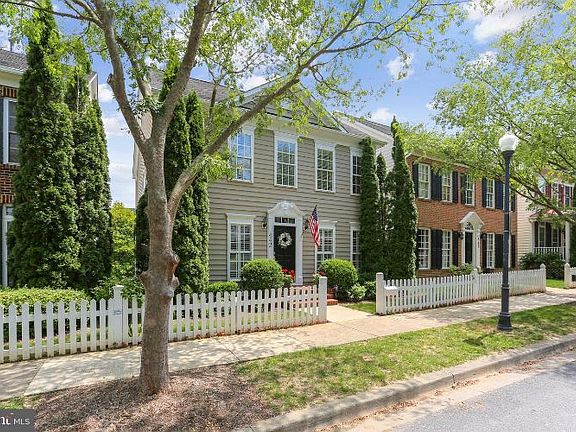 5th image of 442 Leaning Oak St