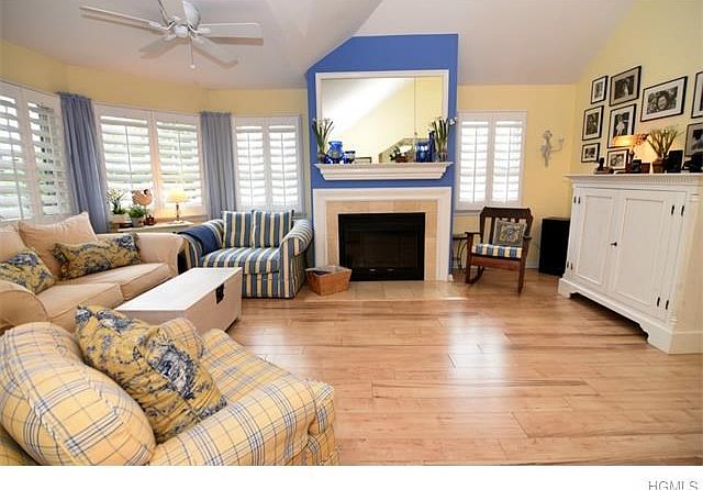 Livingroom with fireplace.