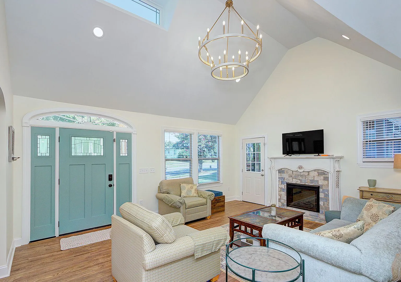 Discover the charm of this top-floor unit in a beautifully updated single-family bungalow — Photo 4