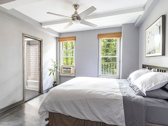 4th image of 325 W 45th St APT 512