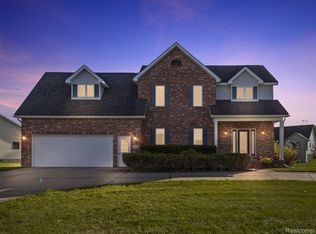 2296 Stonefield Dr, Flushing, MI 48433