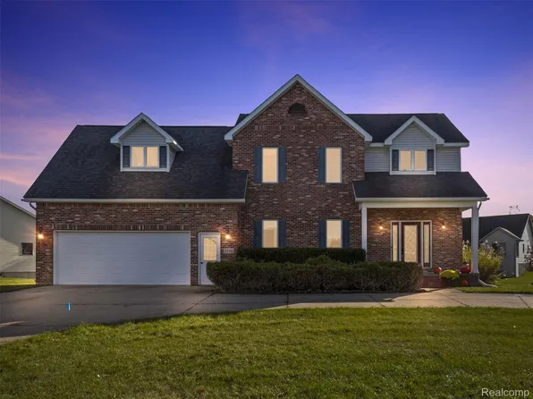 2296 Stonefield Dr, Flushing, MI 48433