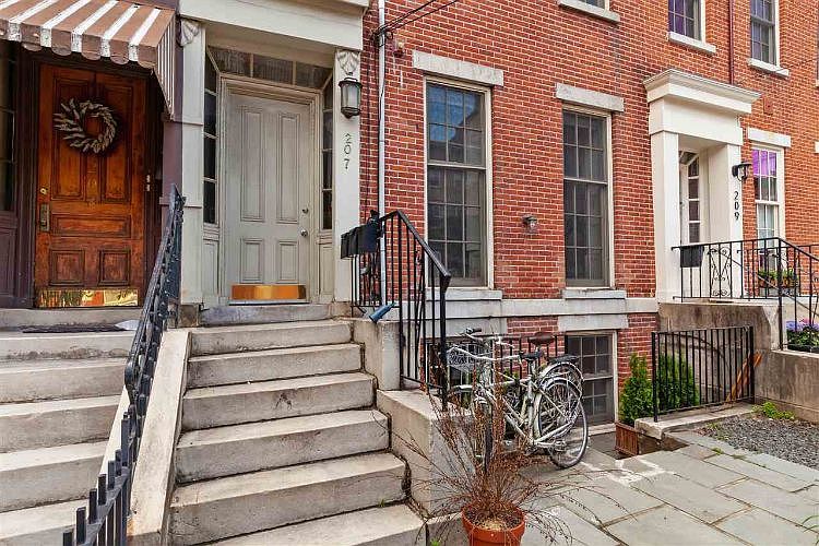 1st image of 207 Warren St