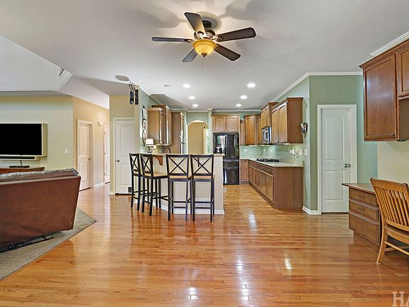 5th image of 462 E Amberside Dr