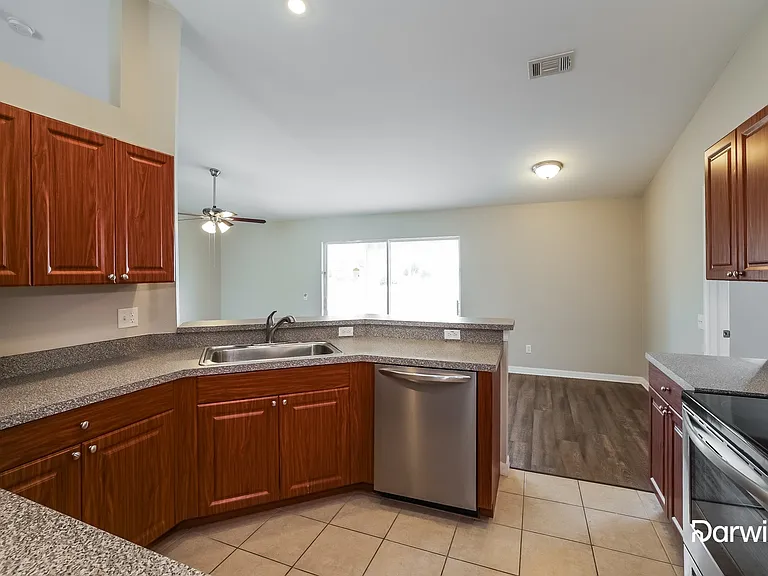 3201 42nd St SW — Photo 3