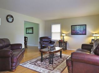 4130 N Parkside Dr, Hoffman Estates, IL 60192