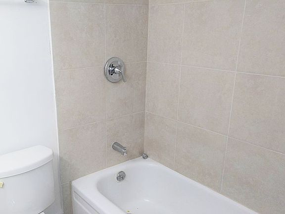 4th image of 250 NE Camelot Dr