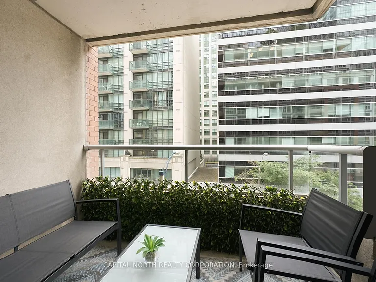 270 Wellington St W #412 — Photo 32