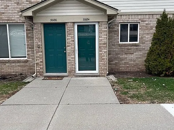 30184 Wedgewood Cir #2, Roseville, MI 48066