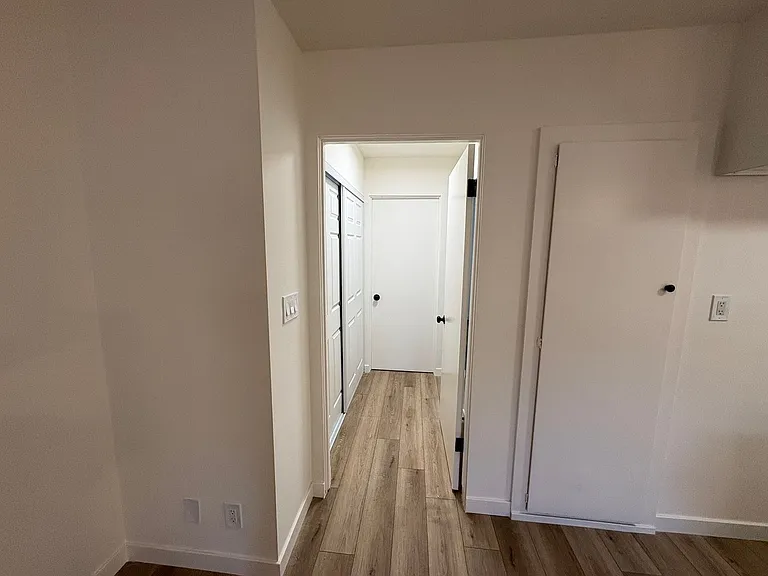 Topanga Apartments — Photo 5