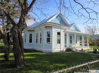 402 E Pine St, Seguin, TX 78155